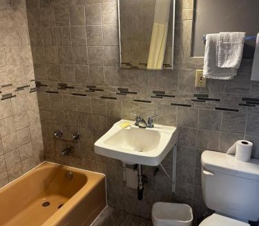 Budlong Woods Hotel | Apache Motel