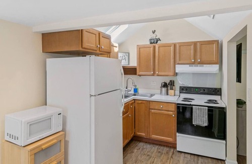 Libertyville House | Apt W/heated garage Libertyville Near Naval Base