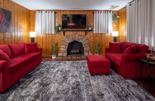 Rockford House | ARCADE, Movie room ,& more! Sleeps15, on the bike path!