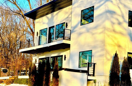 Fairview Heights House | Arch View Luxury Home 5 minutes to St. Louis:Private Pool,Sauna,Free Wine&Brkfst