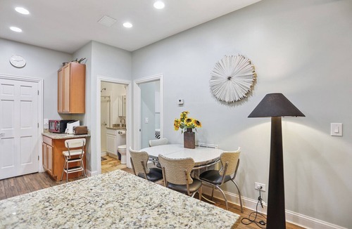 Old Town Triangle Apartment | Archways at the Lincoln Park Zoo 2bed/2ba