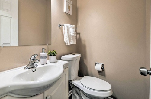 Arlington Heights House | Arlington Heights Townhome: 33 Mi to Chicago
