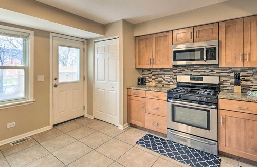 Arlington Heights House | Arlington Heights Townhome: 33 Mi to Chicago