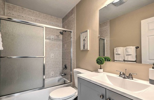 Arlington Heights House | Arlington Heights Townhome: 33 Mi to Chicago