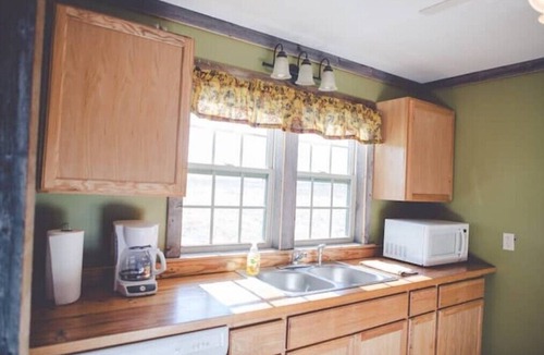 Jacksonville Cabin | Audrey's Abode - Restored log cabin, country setting, minutes from Jacksonvillen