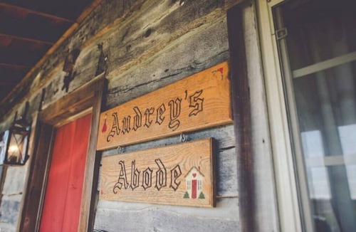 Jacksonville Cabin | Audrey's Abode - Restored log cabin, country setting, minutes from Jacksonvillen