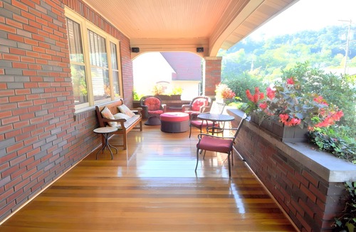Berkeley Springs House | Aunt Beas Bungalow - Right in Town!
