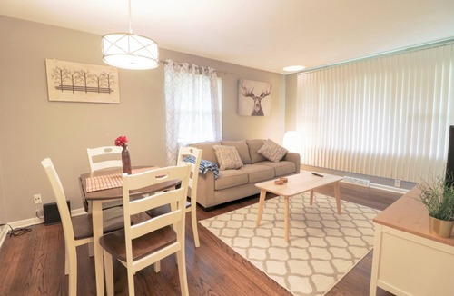 Aurora Apartment | Aurora Apartment W/Laundry, and Garage. Close to I-88 and Train Station