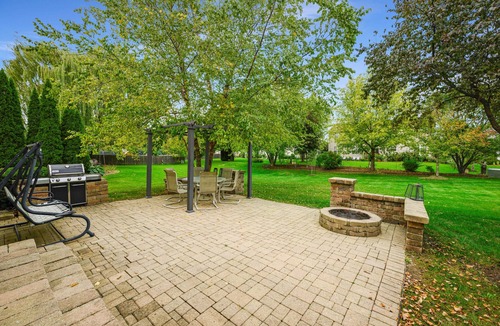 Fox Valley House | Aurora/Naperville - Classy, Spacious Family Home!