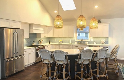 Avalon House | Avalon-style upside down home located just two houses from Avalon Avenue