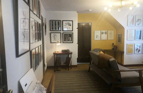 Oak Park Apartment | Award-winning, charming, 1-bedroom apartment with AC, WiFi in Pleasant Oak Park