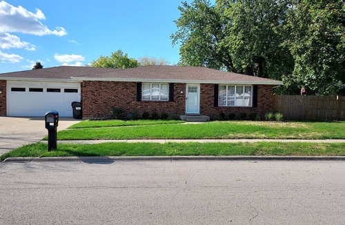 Manteno House | Awesome getaway! Two King beds three smart large screen TVs