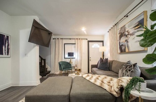 Melrose Park House | Baby Blu 6-Bed | Sleeps 14 | 15 min Chicago/O'hare