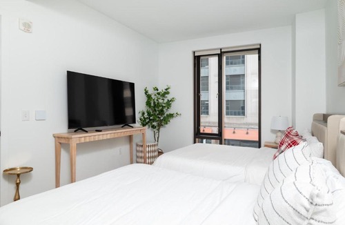 Bay Village Apartment | Back-Bay Upscale Central Condo Rooftop & Parking