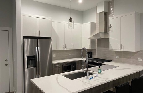 Near West Side Apartment | Balcony CityView Luxury United Center Apartmentn