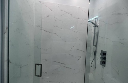 Near West Side Apartment | Balcony CityView Luxury United Center Apartmentn