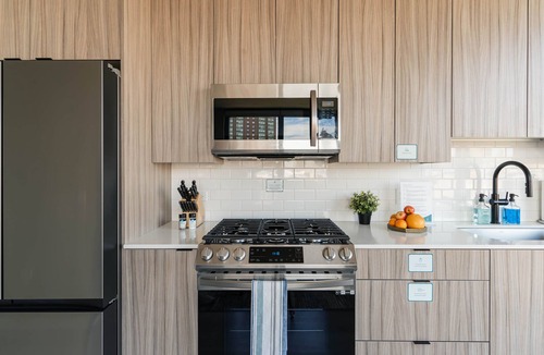 Uptown House | Barsala l Spacious, bright 1BD w/ Fitness Center