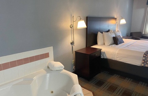 Danville Hotel | Baymont by Wyndham Danville IL