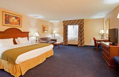 Galesburg Hotel | Baymont by Wyndham Galesburg