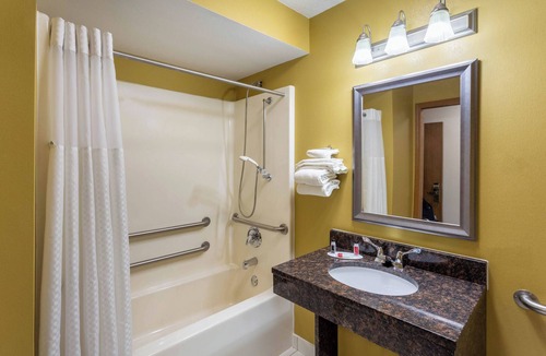 Harvard Hotel | Baymont by Wyndham Harvard