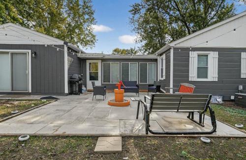 Waukegan House | Beachpark Retreat Home-Huge outdoor fun, Game,Navy