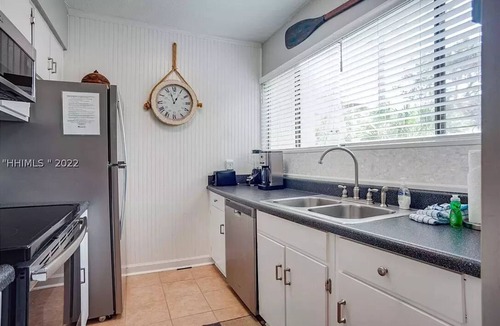Hilton Head Island Condo | Beachside Bliss: Pool View, King Bed, Walk to Fun!