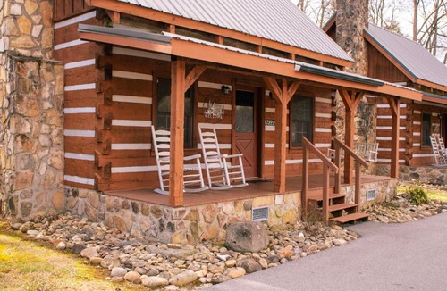 Pittman Center Ski Chalet | Beary Cozy- Tiny Cabin Getaway!