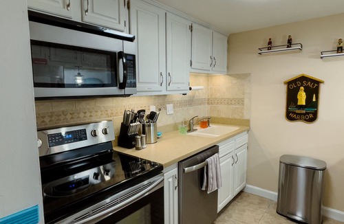 Downtown Myrtle Beach Condo | Beautiful 2bd/2ba Condo w/Full Kitchen Close To Everything in Myrtle Beach!