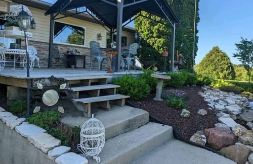 Holcomb House | Beautiful 3 Acre Retreat, Minutes from Rockford! Sleeps 21