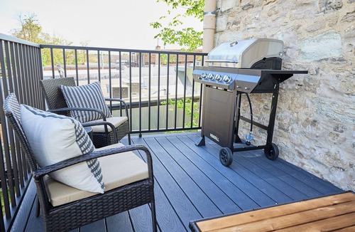 Utica Condo | Beautiful 3 bed 2.5 bath condo w/pullout sofa in downtown Utica