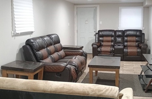 Woodlawn House | Beautiful 4 bedroom 2 bath pet friendly Chicago brick bungalow