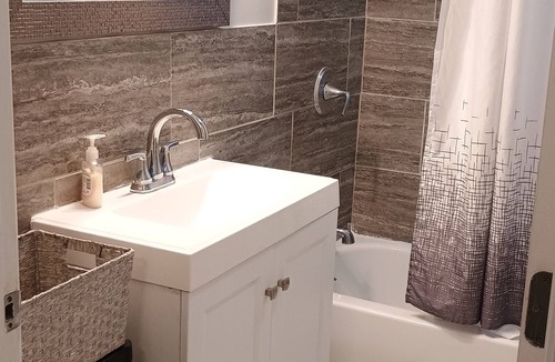 Woodlawn House | Beautiful 4 bedroom 2 bath pet friendly Chicago brick bungalow