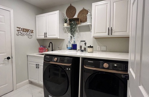 Belvidere House | Beautiful 4-bedroom house with 3 Seasons Room & Large Backyard in Belvidere