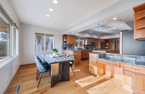 Lake Zurich House | Beautiful 5 bedroom home on private fishing lake