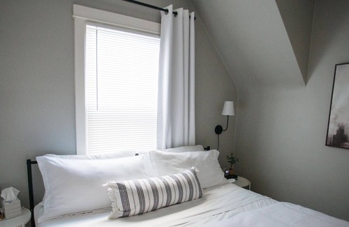 Irving Park East House | Beautiful 5BR Reunion Home near O'Hare and Downtown Chicago