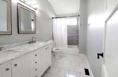Fox Valley House | Beautiful and Spacious Home in Aurora