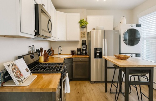 Chicago Apartment | Beautiful Chicago 2BD 1BA, minutes from Downtown!