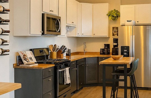 Chicago Apartment | Beautiful Chicago 2BD 1BA, minutes from Downtown!