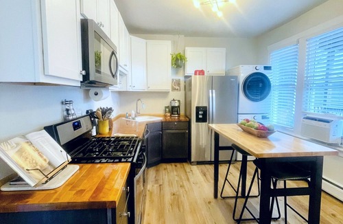 Chicago Apartment | Beautiful Chicago 2BD 1BA, minutes from Downtown!