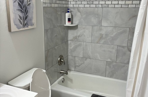 Granite City Apartment | Beautiful Cozy Family Apt Near Park