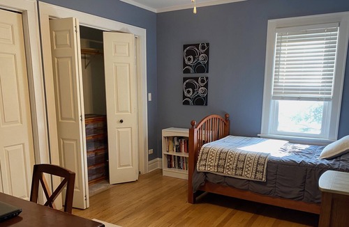 Western Springs House | Beautiful English Cottage in Historic Old Town