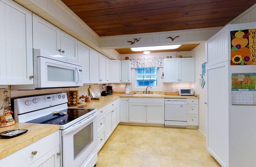 Atlantic Beach Cottage | Beautiful Home in Oceanfront Location w/Vaulted Ceilings, Free WiFi, Deck, W/D