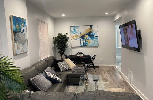 Burnside House | Beautiful home near WhiteSox Stadium and Downtown Chicago.