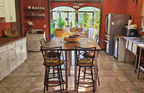 Cobden House | Beautiful home on the wine trail. Pool, cooks kitchen, incredible master suite