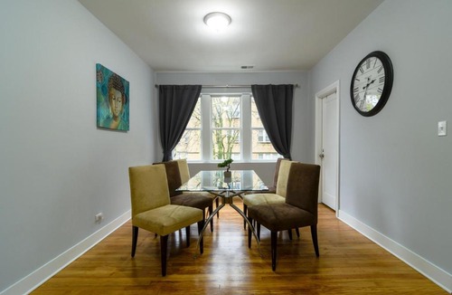 Irving Park Apartment | Beautiful Irving Park 4BR apartment