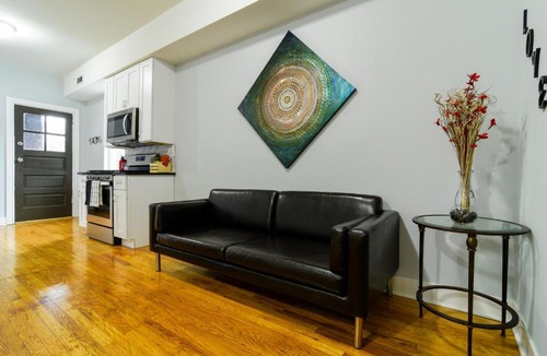 Irving Park Apartment | Beautiful Irving Park 4BR apartment