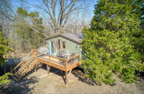 Goreville Cabin | Beautiful Jaybird Treehouse