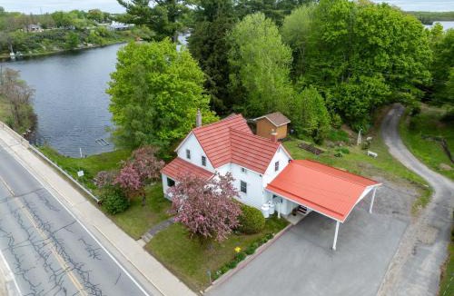 Sharbot Lake House | Beautiful Lakeside Escape