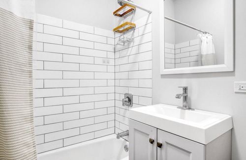 Wrigleyville Apartment | Beautiful Lakeview 1BR 3 blocks from Wrigley Field, by Blueground