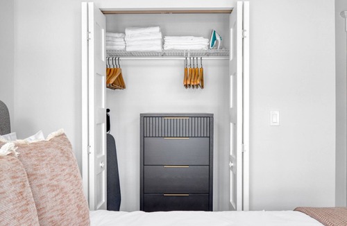Wrigleyville Apartment | Beautiful Lakeview 1BR 3 blocks from Wrigley Field, by Blueground